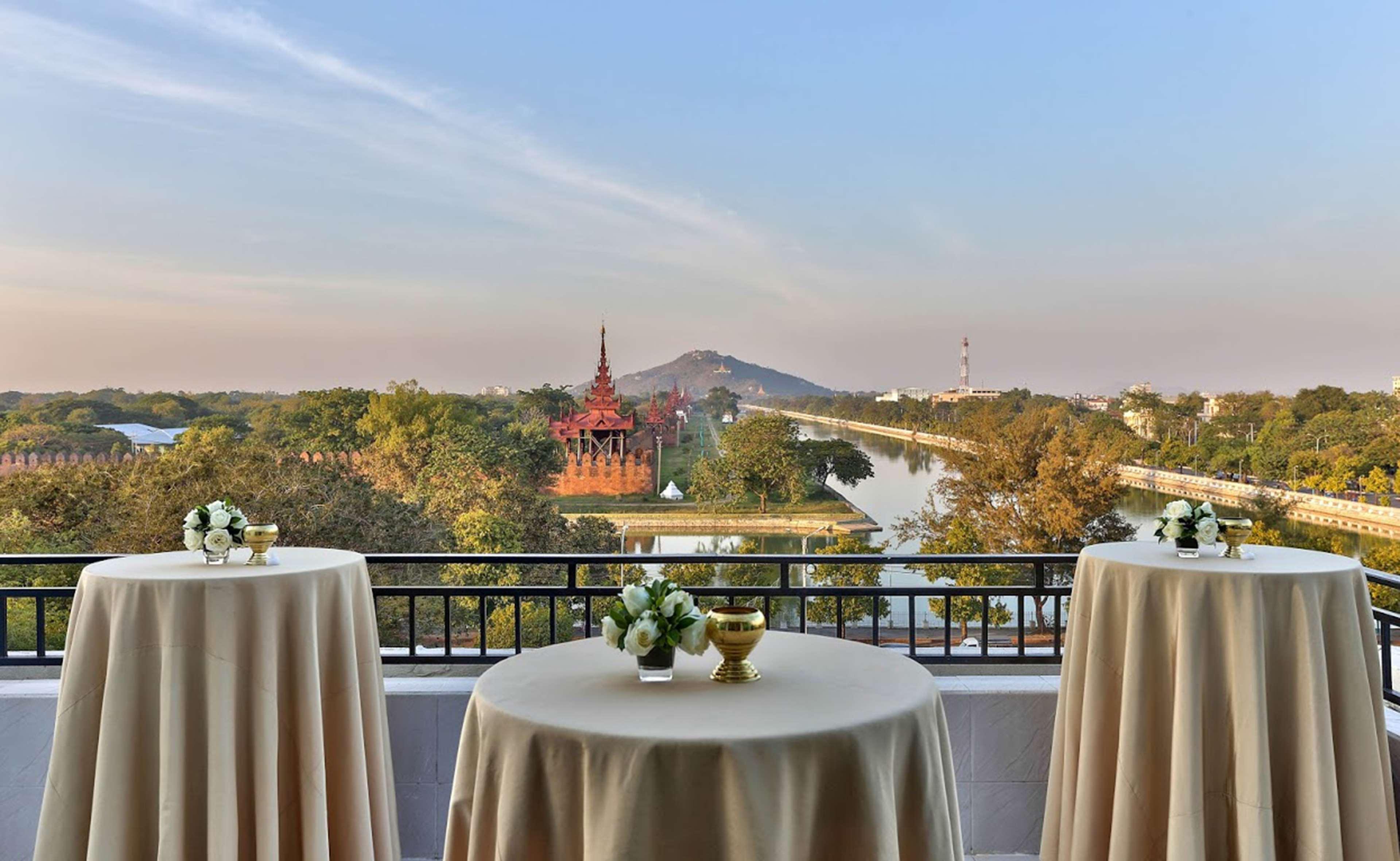 Hilton Mandalay Hotel Bagian luar foto